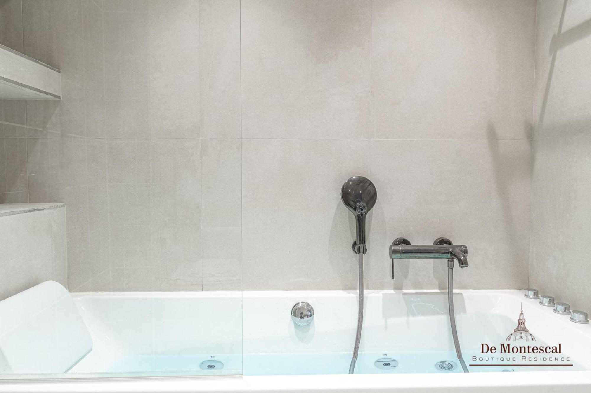 De Montescal - Hot Tub And Ac Cosy Apartment A Prime Location 40M2 Paris Eksteriør billede