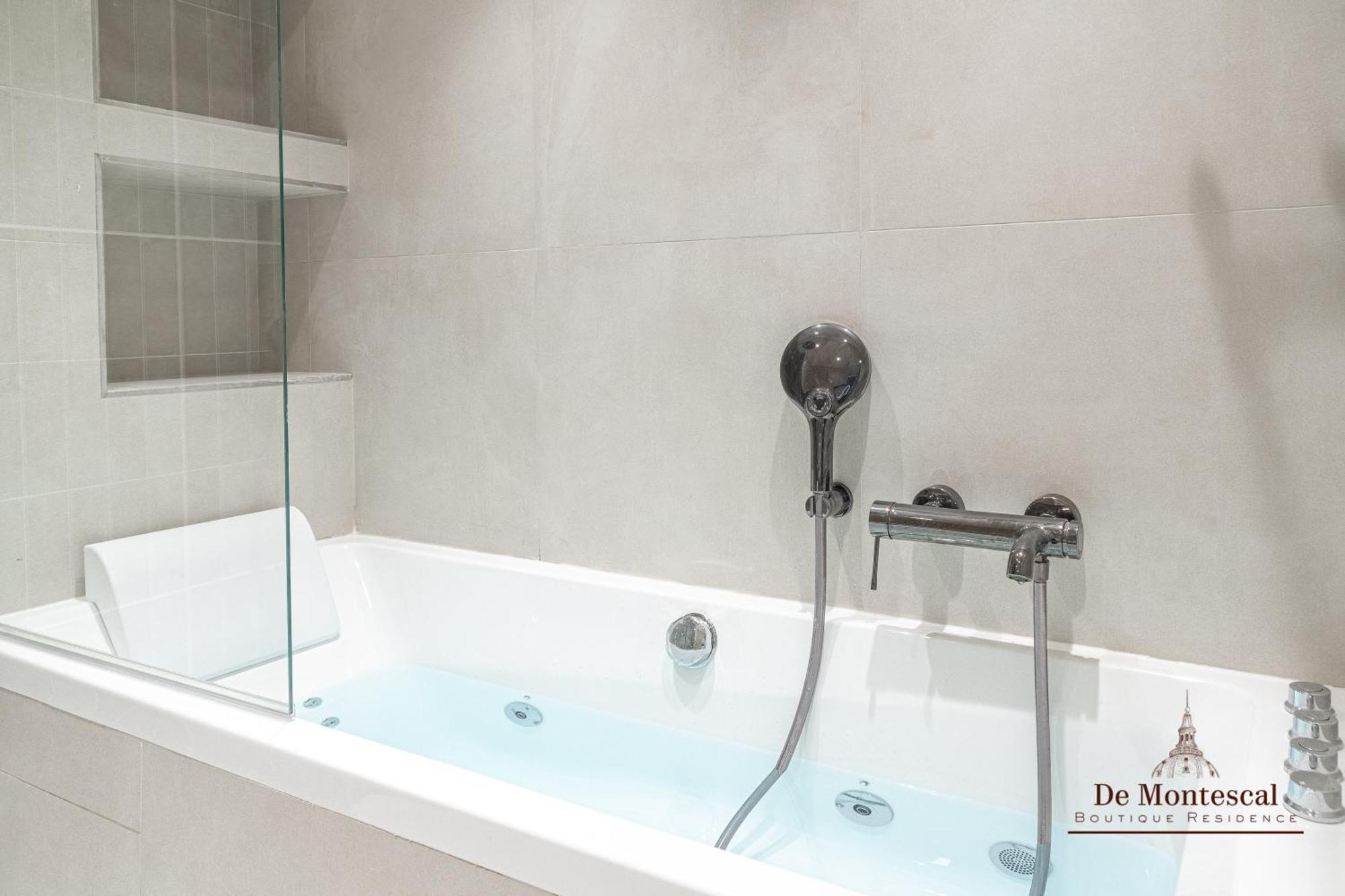 De Montescal - Hot Tub And Ac Cosy Apartment A Prime Location 40M2 Paris Eksteriør billede